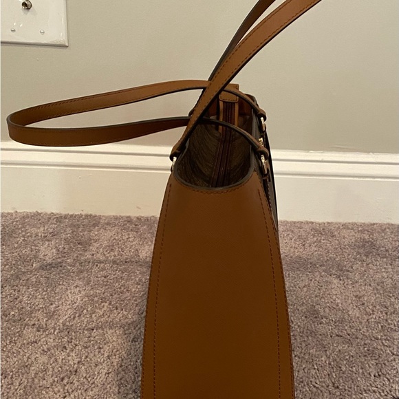 Brand New without tags Michael Michael Kors
SYLVIA SIGNATURE MEDIUM TOTE - Picture 7 of 14